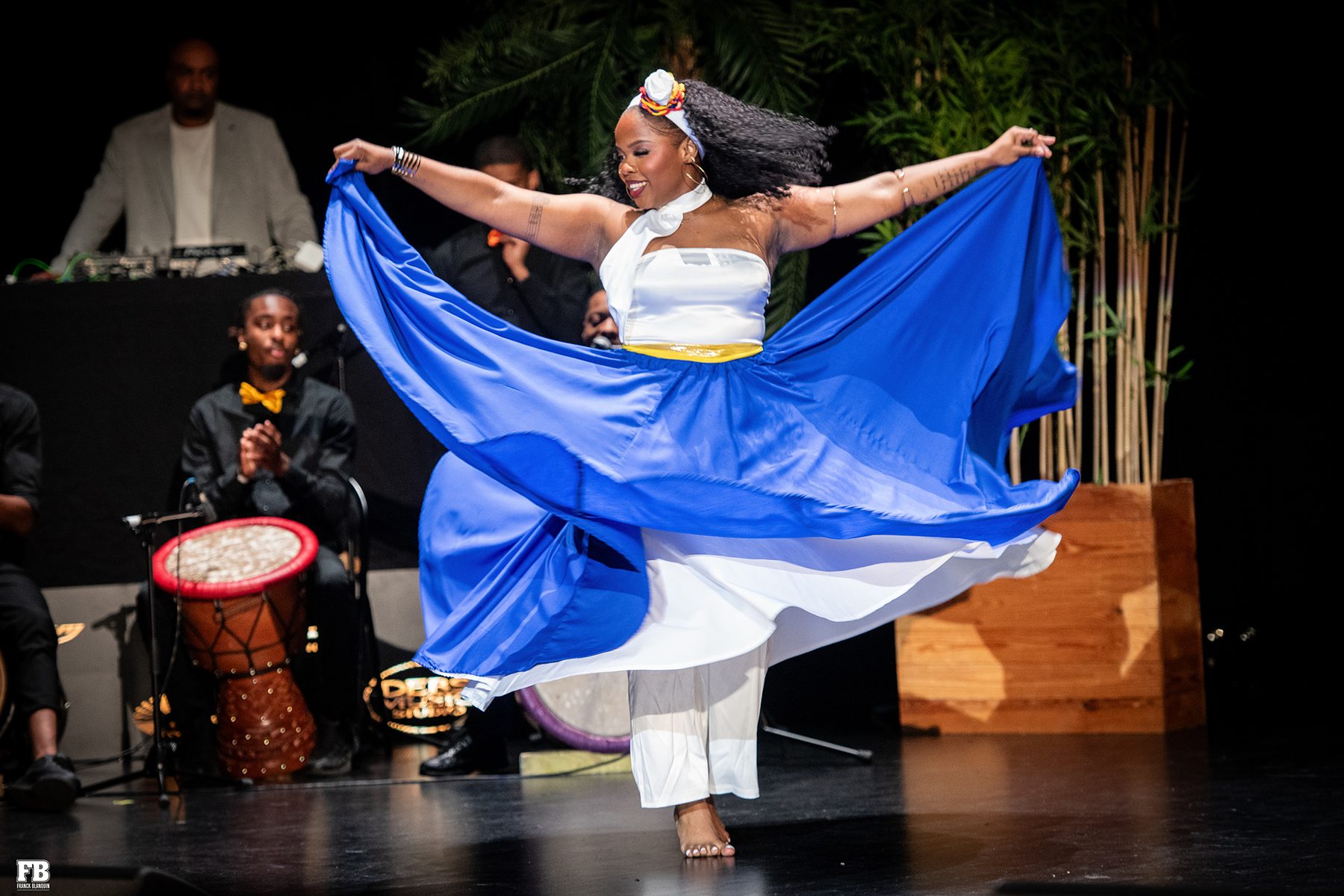 Danseuse en robe bleue sur la scène des Hit Lokal Awards 2026