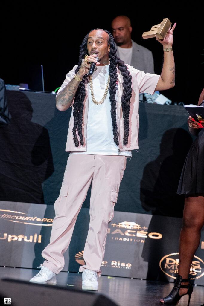Kéros-N, trophée levé, sur la scène des Hit Lokal Awards 2026