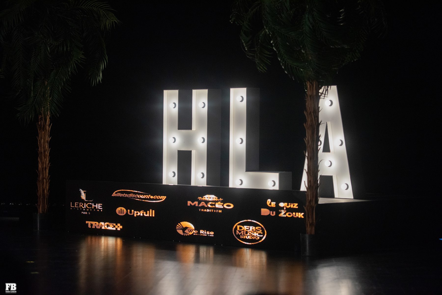 Lettres lumineuses HLA sur la scène